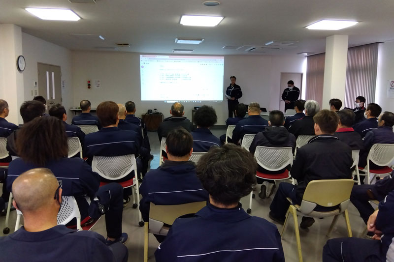 運転者会議を毎月開催（弊社社長講話中）：画像